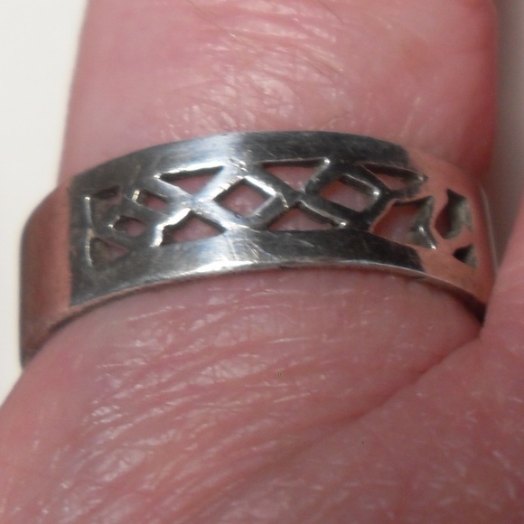 Vintage Sterling Silver Cutout Band Ring - Picture 3 of 3